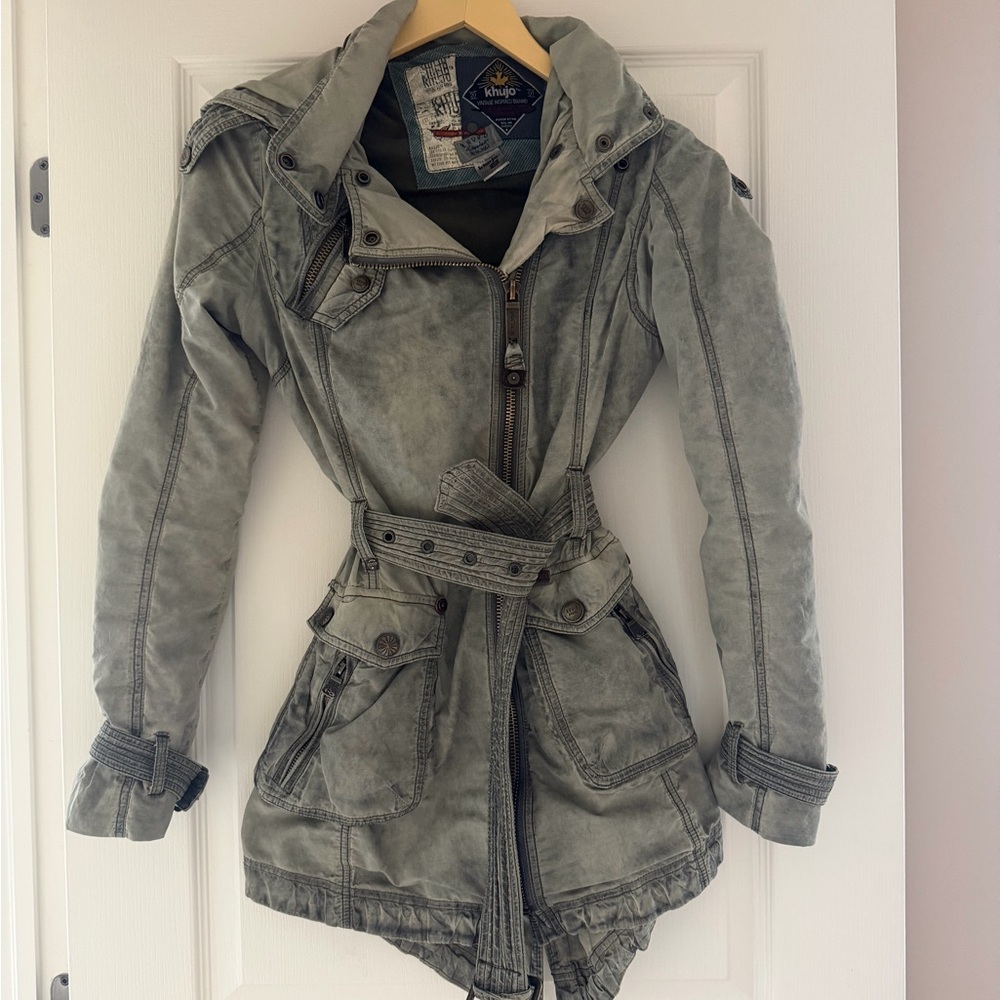 Beautiful vintage women’s jacket- washed out green